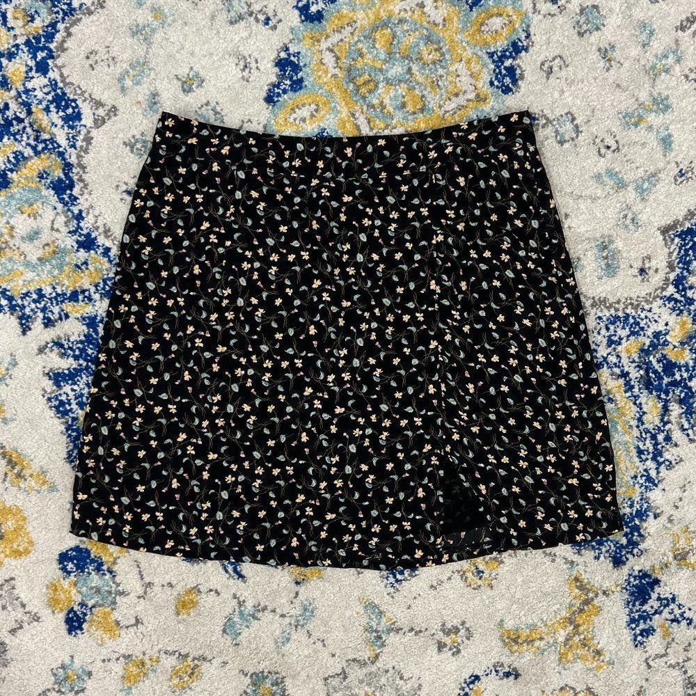 Beginning Boutique Black Floral Mini Skirt, Size 8.